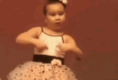 a little girl is dancing with the words te l' avevo detto written above her