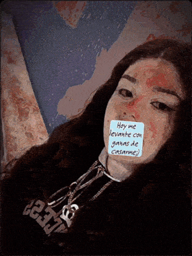 a woman with a post it note on her face that says hoy me levante con ganas de casarme