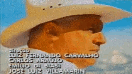 a man wearing a cowboy hat and sunglasses with the name luiz fernando carvalho on the bottom