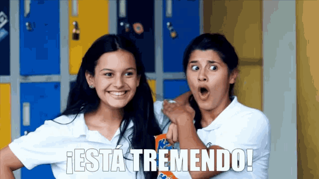 two girls are standing next to each other with the words " esta tremendo " on the bottom right