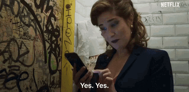 Swiping On Phone Dating App GIF - Swiping On Phone Dating App Oh Yes GIFs