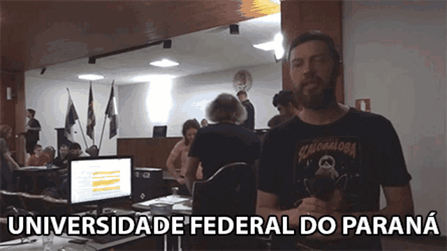 a man wearing a shirt that says universidade federal do parana on it