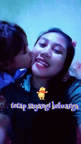 a little girl kissing a woman on the cheek with the words " tetap sagangi keluarga " below