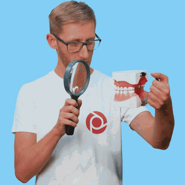 Knappschaft Dentist GIF - Knappschaft Dentist Magnifying Glass GIFs