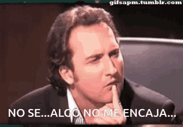 a man with his finger to his mouth and the words no se algo no me encaja