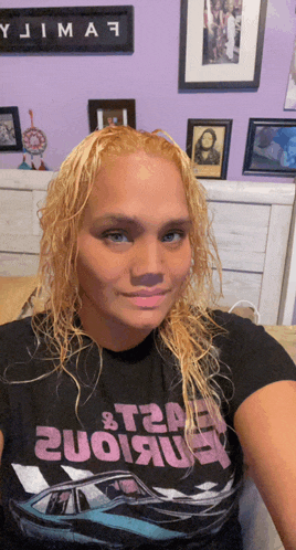 a woman with blonde hair wearing a black shirt that says t20