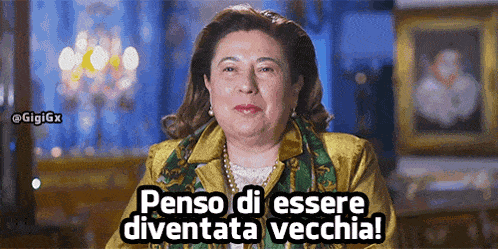 a woman in a yellow jacket says " penso di essere divertita vecchia "