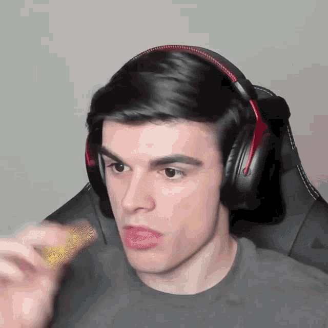 Foolish Foolish Gamers GIF - Foolish Foolish Gamers Eating Chips GIFs