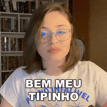 a woman wearing glasses and a t-shirt that says bem meu tipinho
