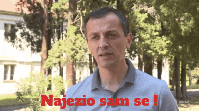 a man stands in front of trees with the words najezio sam se written below him