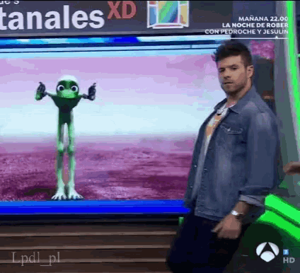 a man is standing in front of a screen that says ' tanales xd '