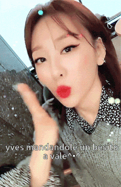 a woman blowing a kiss with the words yves mandandole un beso a vale