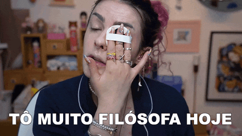 a woman wipes her face with a white cloth and the words to muito filsofa hoje are visible
