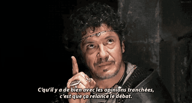 a man with a beard and a headband says cqu'il y a de bien avec les opinions tranches