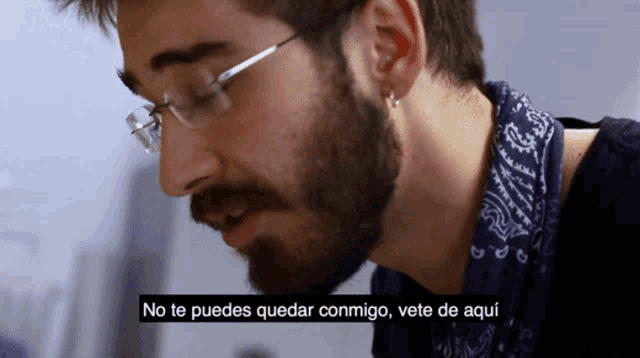 a man wearing glasses and a bandana says " no te puedes quedar conmigo "