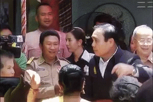 Prayut Chanocha Prayuth GIF - Prayut Chanocha Prayuth Crowd GIFs