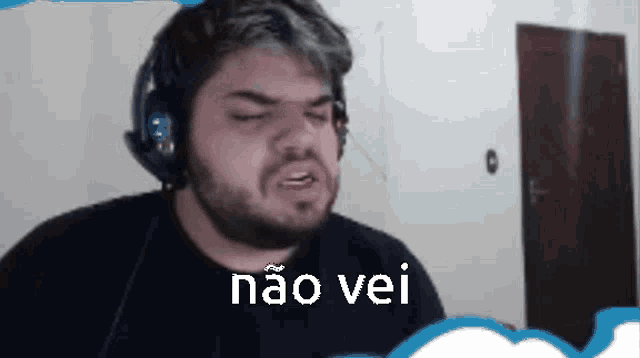 a man wearing headphones and a black shirt is making a funny face with the words não vei written on the bottom .