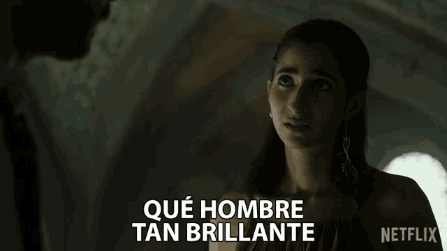 a woman is talking to a man in spanish and the words que hombre tan brillante are above her