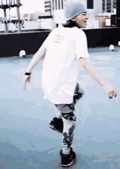 a person wearing a white t-shirt that says ' sdc ' on it