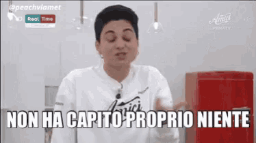 a woman says non ha capito proprio niente in front of a red fridge