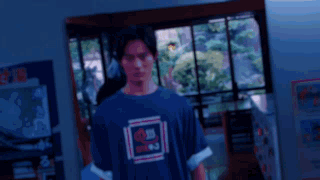 a man wearing a blue shirt that says n2