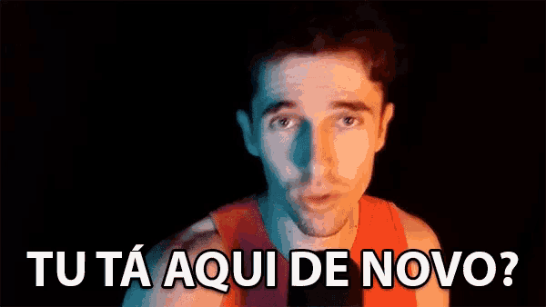 a man in a red tank top is saying tu ta aqui de novo