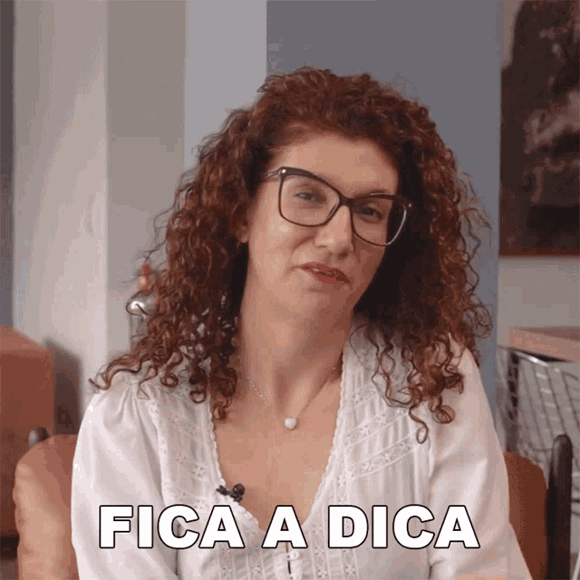 a woman with curly red hair and glasses says fica a dica