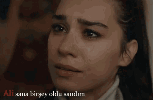 a woman is crying with the words ali sana birsey oldu sandim above her