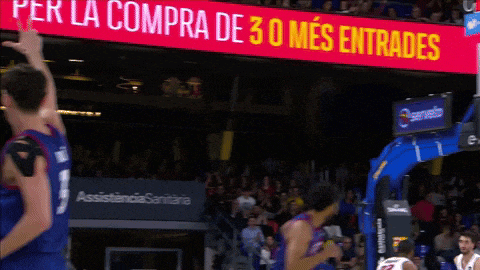 a basketball game is being played in front of a sign that says per la compra de 30 mes entradas