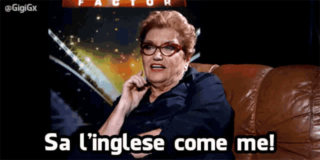 an older woman sitting on a couch with the words sa l'inglese come me