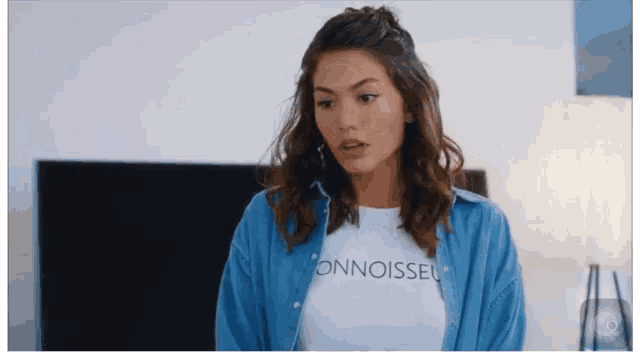 a woman wearing a t-shirt that says ' onnoiseu ' on it