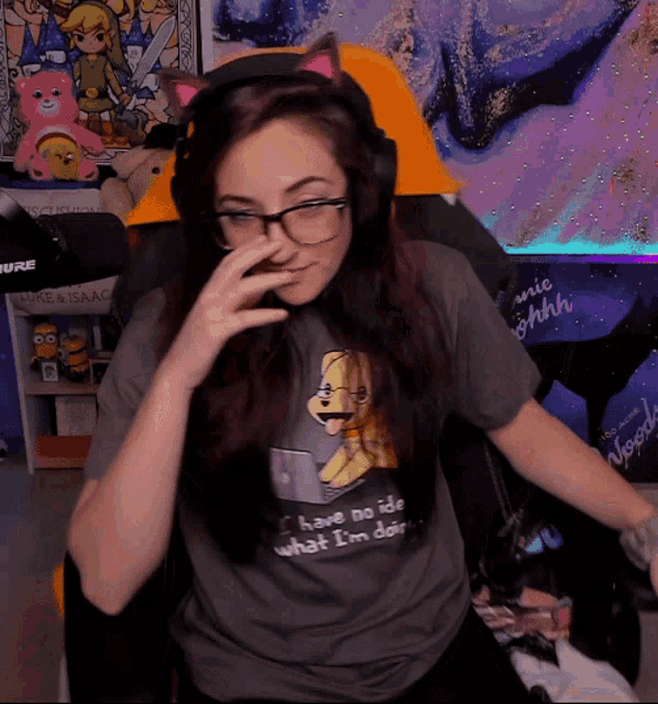 a woman wearing headphones and a t-shirt that says " i have no idea what i 'm doing "