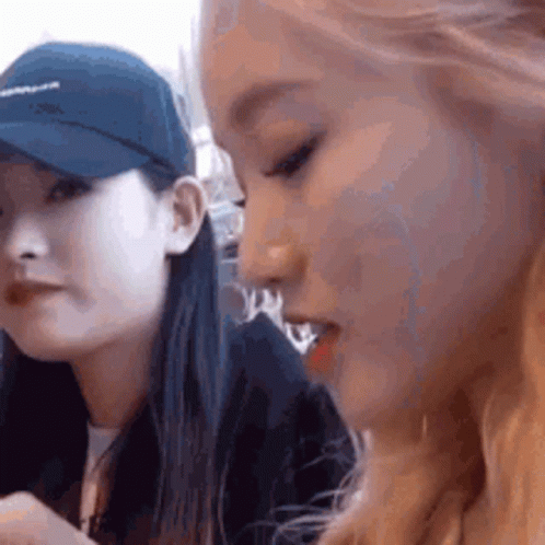 Gowon Loona GIF - Gowon Loona Confused GIFs