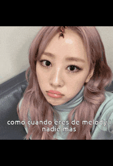 a girl with pink hair is sitting on a couch with the words como cuando eres de melody nadie mas below her