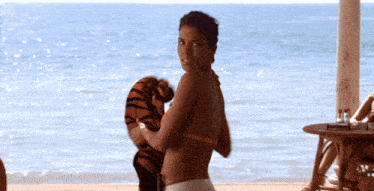 Halle Berry Pierce Brosnan GIF - Halle Berry Pierce Brosnan James Bond GIFs