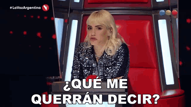 a woman sitting in a chair with the words que me querran decir written on the screen