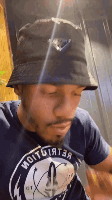 a man wearing a bucket hat and a shirt that says " иoituiятя " on it