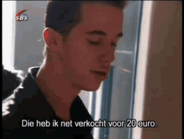 a man is talking in a foreign language and the words die heb ik net verkocht voor 20 euro are on the screen