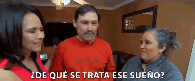 a man and two women are standing in a living room with the words de que se trata ese sueño on the bottom