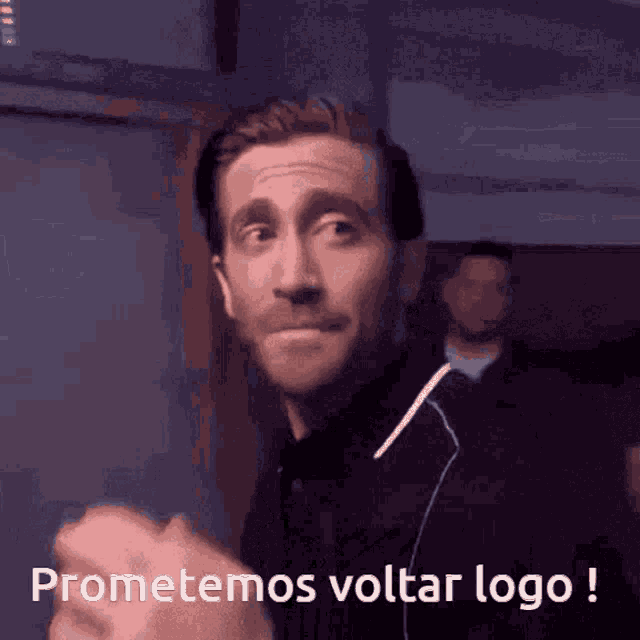 a man says " prometemos voltar logo " in front of a dark background