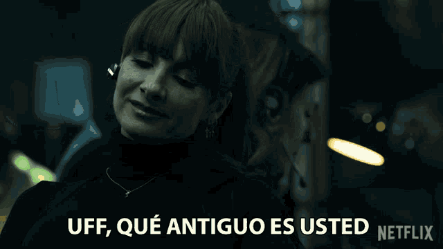 a woman wearing a headset says uff que antiguo es usted