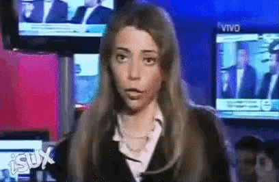 a woman in front of a screen that says vivo on it