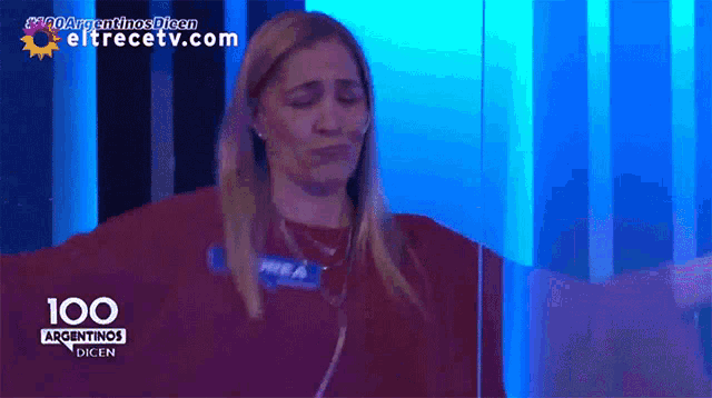 a woman in a red shirt is on a television show called 100 argentinas dicen