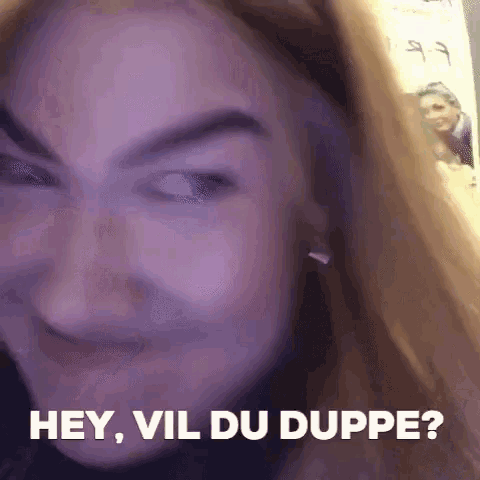 a close up of a woman 's face with the words `` hey , vil du duppe '' written below her .