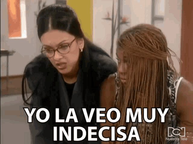 two women are standing next to each other with yo la veo muy indecisa written on the bottom
