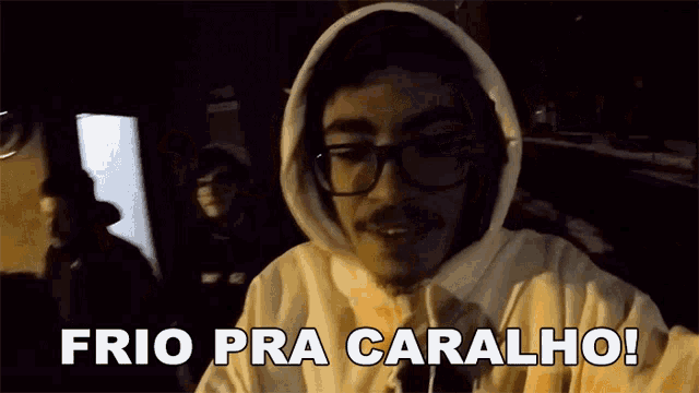 a man with glasses and a hood says frio pra caralho
