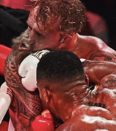 a man wearing a pair of everlast boxing gloves