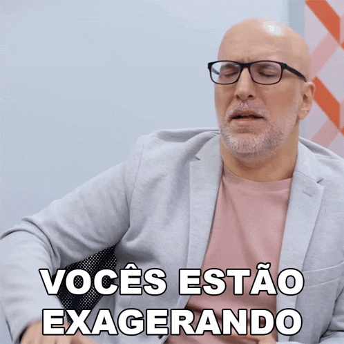 a bald man wearing glasses and a suit says vocês estão exagerando