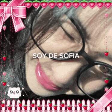 a picture of a girl with glasses and the words soy de sofia on the bottom