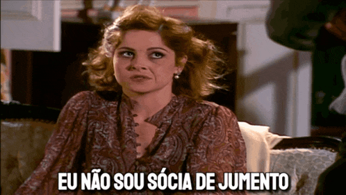 a woman is sitting on a couch with the words eu nao sou socia de jumento written below her